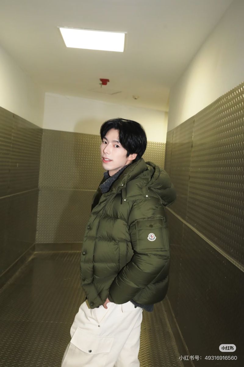 몽클레르 후드 쇼트 패딩 재킷 - 남자 패딩 미러급 참고 이미지